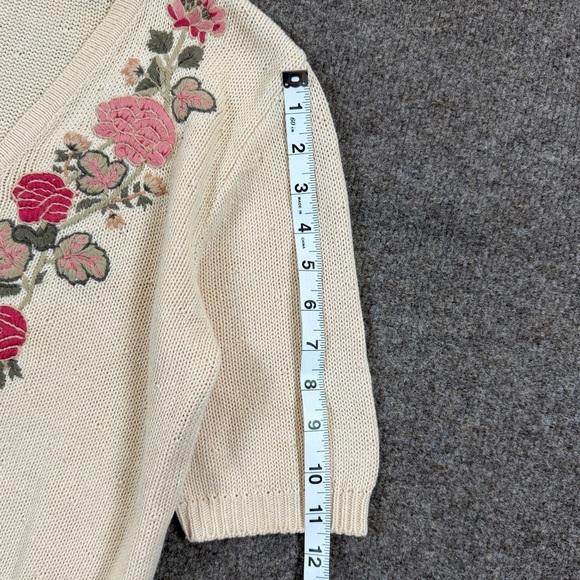 VTG Cream Short Sleeve V-Neck Cardigan Sweater Womens XS/S P Embroidered Florals - Picture 6 of 9